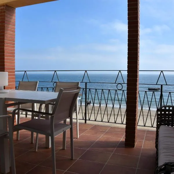 Torredembarra Beachfront apartment sleeps 6, hotel in Torredembarra