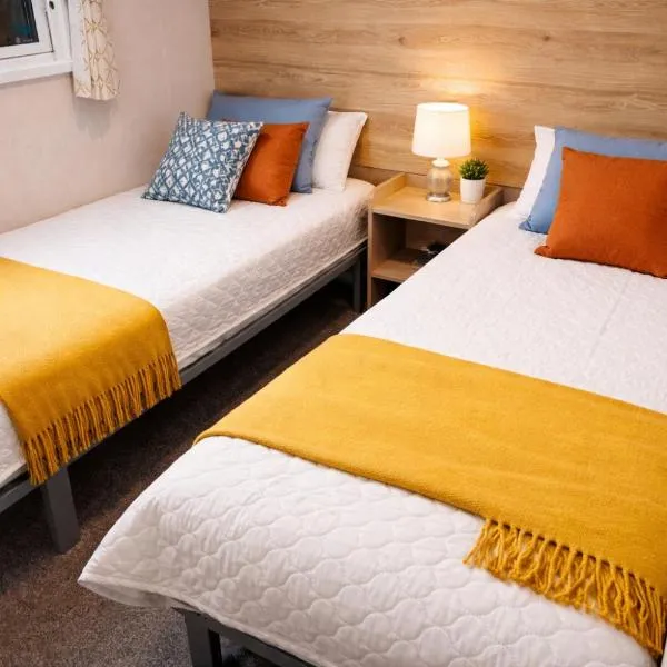 M&B Holiday Home 2025 Cozy Beach side Caravan 4 Beds, 3 Sofa Bed, 7 Sleep, Wifi, Tea and Coffee, Free Parking, Hotel in Saint Osyth