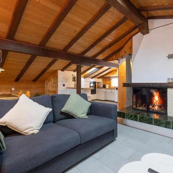Cozy Alpine Lodge - Hot Tub & Balcony Views, hotel v destinaci Axalp