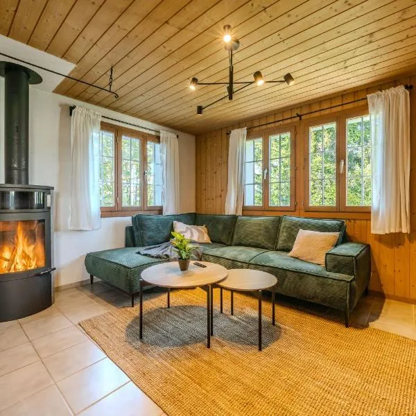 Peaceful Alpine Hideaway - Hot Tub & Terrace、Axalpのホテル