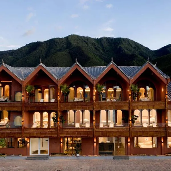 Lugu Lake And share resort hotel, хотел в Нинлан