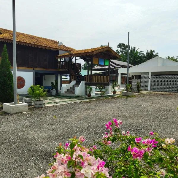 Tein homestay โรงแรมในRengit