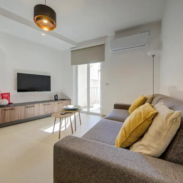 Central Two Bedroom Apartments with Balcony, Wifi and AC, хотел в Мсида