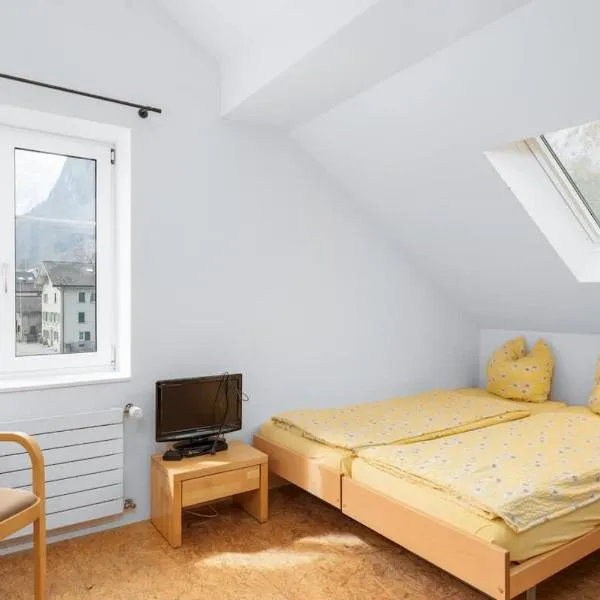 Bed and Breakfast near Glarus - Parking & Lake โรงแรมในกลารุส