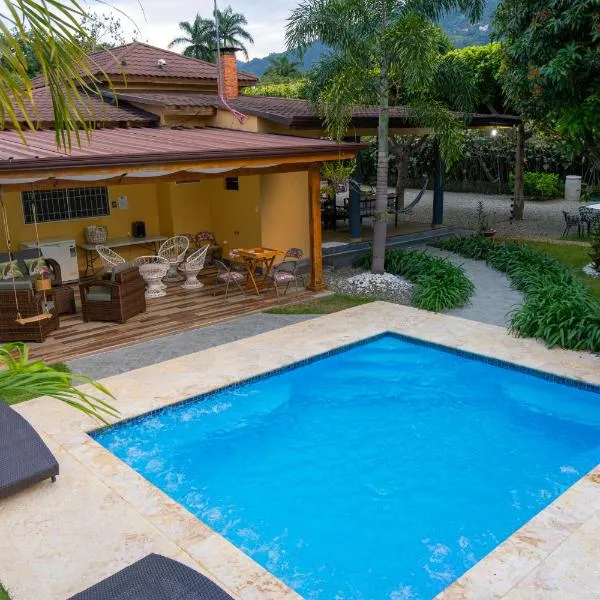 Villa Rosalía Jarabacoa con Piscina Climatizada, хотел в Харабакоа