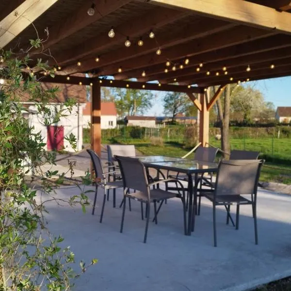 Gîte proche du Pal - l'Ecole Buissonnière, hotel i Saligny-sur-Roudon