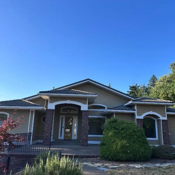 2-Bedroom 2-Bathroom ThePALACE at Univ of Oregon Campus on I-5 Freeway near Hayward Field and Autzen Stadium! FREE WiFI & NEW Washer and Dryer and BBQ on Patio! Almost 2000 square foot all to yourself!! โรงแรมในยูจีน