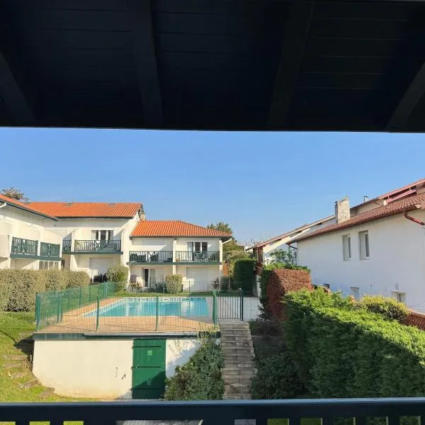 Studio dans résidence avec piscine, hotelli kohteessa Bidart