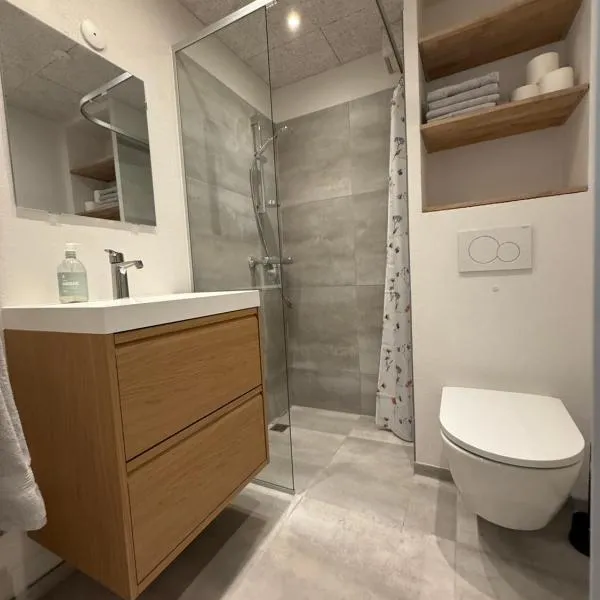 Completely renovated apartment, 6 sleeps, хотел в Хернинг