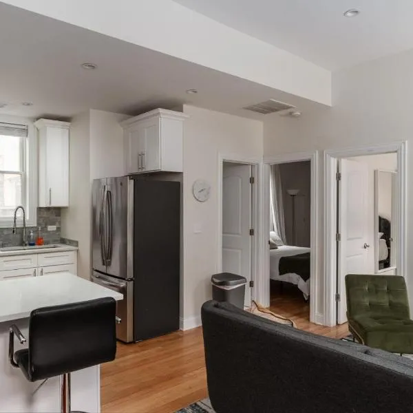 Flexhome East Village - Modern 2BR - Quiet Street: Chicago'da bir otel