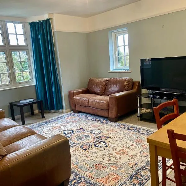 2 Bed City Center Apartment Near Station with Parking, khách sạn ở Guildford