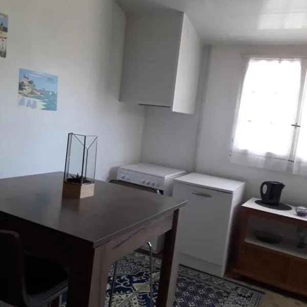 Chambre, cuisine ,coin exterieur privatif, hotel in Saint-Lunaire