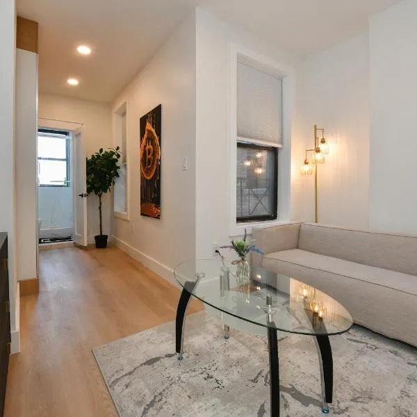 Chic 2BR Stay-Steps From Central Park, hotel in New York