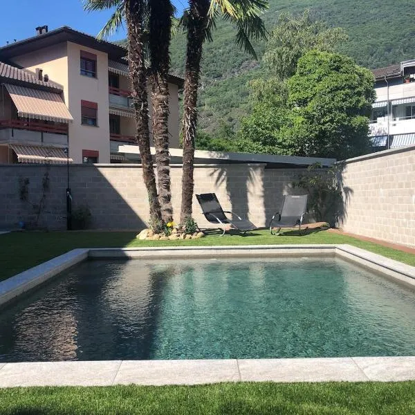 Elegant apartment with pool and parking, hotel in Losone