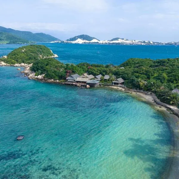 Whale Island Resort โรงแรมในDam Mon