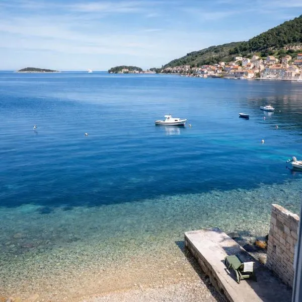 The Wave Seafront Apartment Vis, hotel em Vis