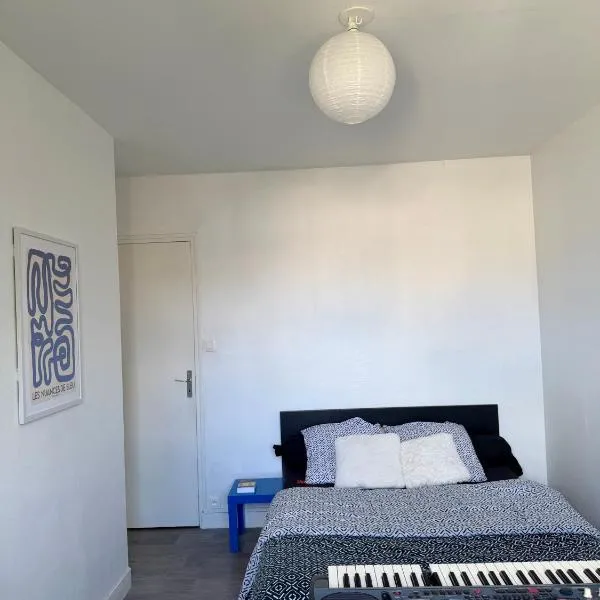 Chambre privée dans un appartement cosy et lumineux, hotel v destinácii Cherbourg en Cotentin