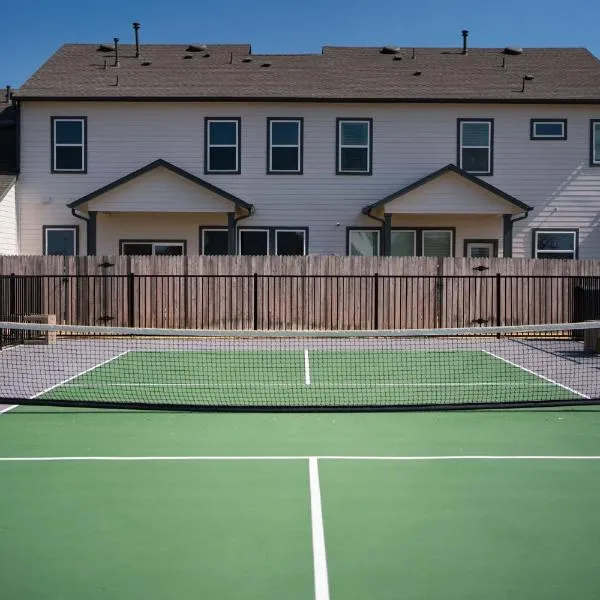 Spacious 4BR Oasis - Pool - Patio - 8 Min to Kalahari, hotel u gradu 'Round Rock'