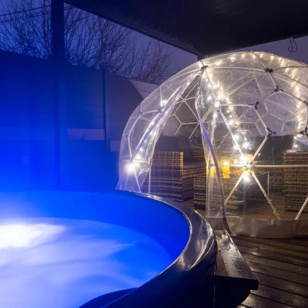 Love room avec Spa privatif "la Courtisane" - Sofa Tantra, terasse, bains de soleil - dôme transparent by DESIR ROOMS, hotelli kohteessa Niederbronn-les-Bains