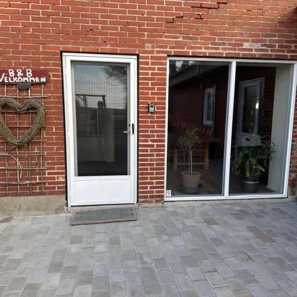 Højmosegård værelse 1, хотел в Варде