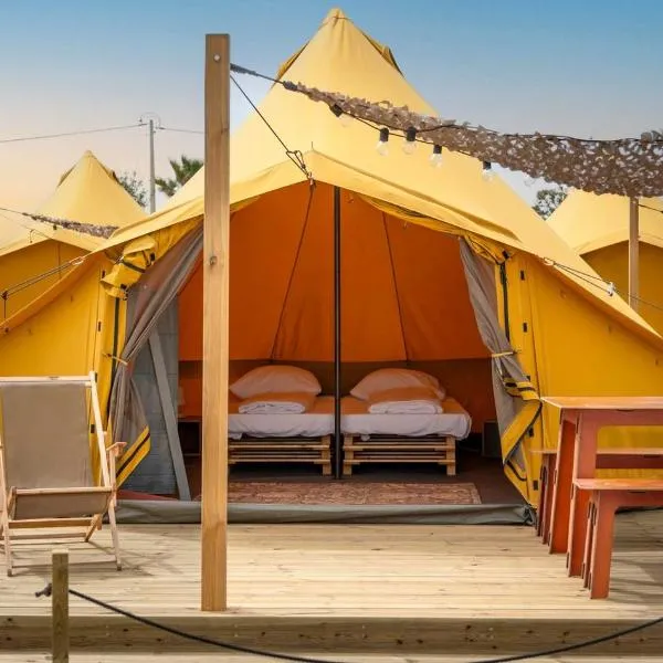 Romantic Glamping Retreat with Shaded Terrace & Sun Loungers in Faro District, Portugal, hôtel à Faro