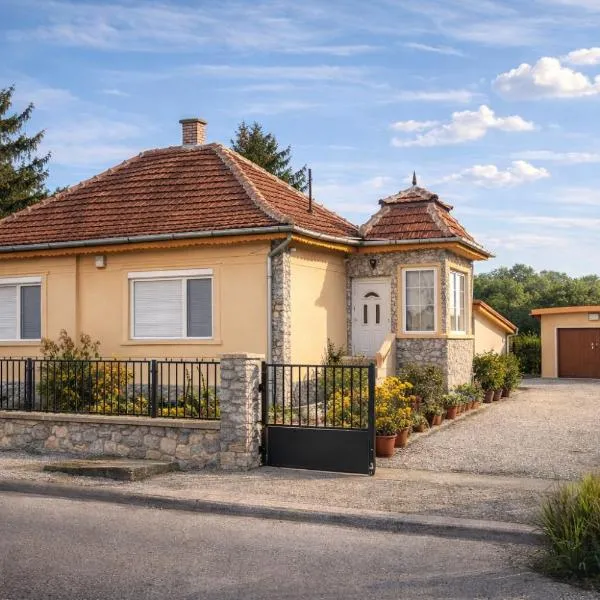 Törpi Apartman, Hotel in Halmaj