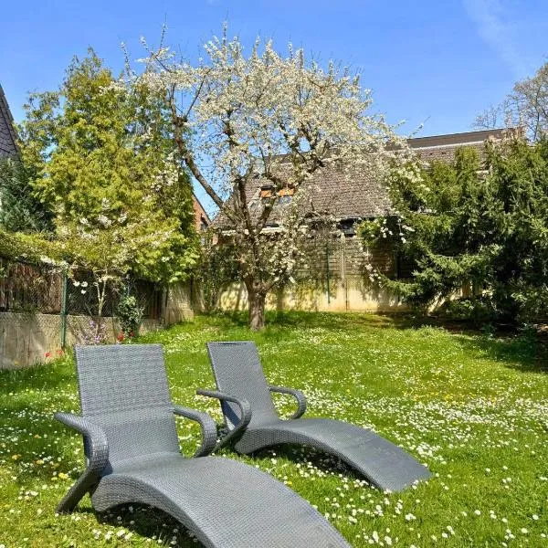 Haus mit Garten und Privater Garage, Hotel in Köln