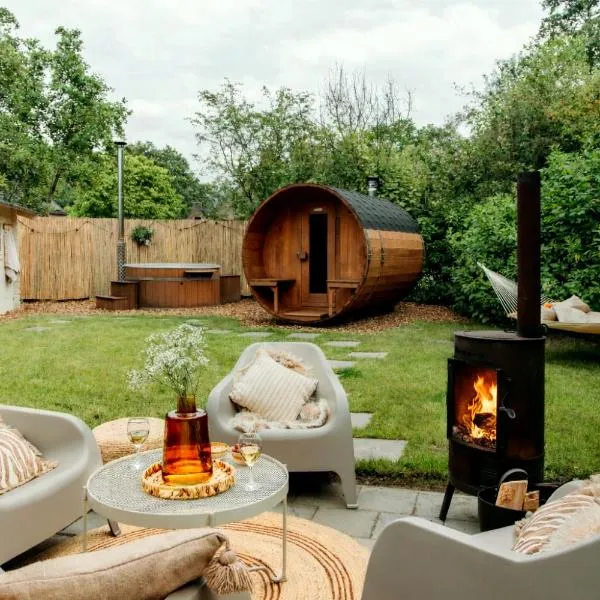 Scandinavian Wellness met hottub & sauna、Ewijkのホテル