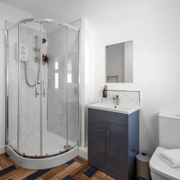 6 BR 3 Bath Spacious Tudor House & Free Parking โรงแรมในPowick