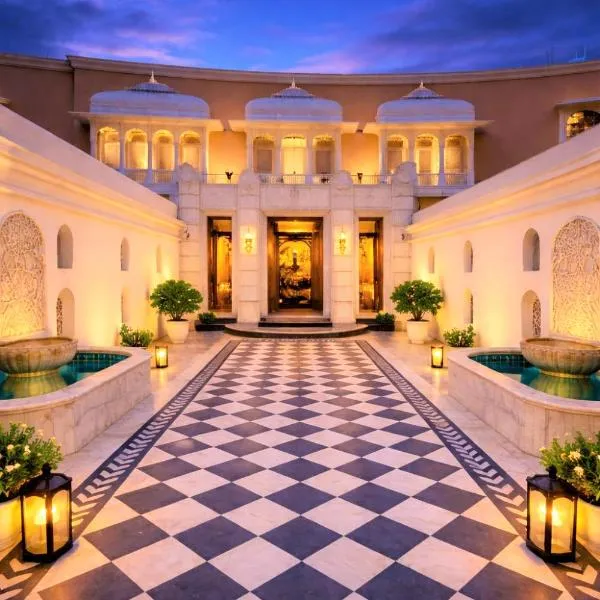 Chandralok - A Boutique Hotel in Udaipur Near Fateh Sagar Lake – hotel w mieście Udaipur