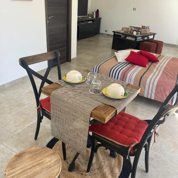 L'appart Thé - Charme apaisant au coeur des Alpilles, hotel din Paradou