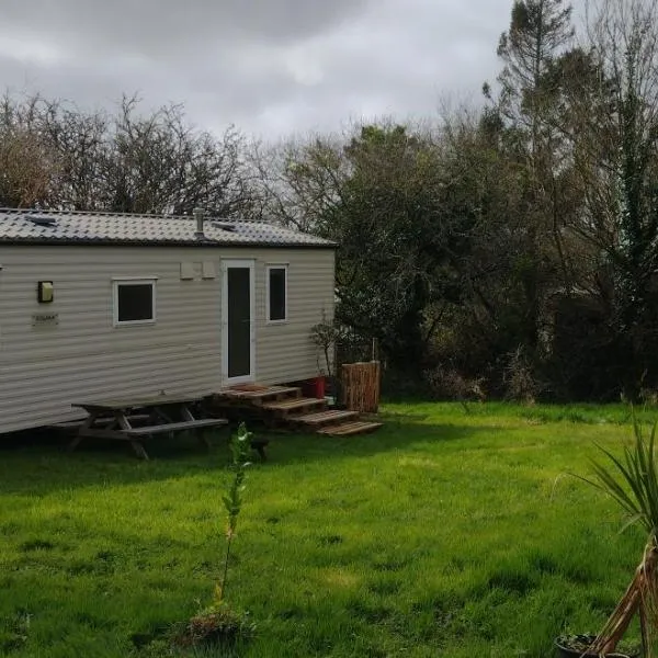 GLAMPING UNITS Choose Tiny House or the Cosy Static, hotel a Gweek
