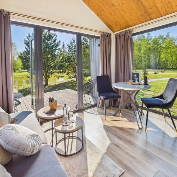 Atpūtas komplekss Pazust Priedēs - SUNSET house, hotel i Bernāti