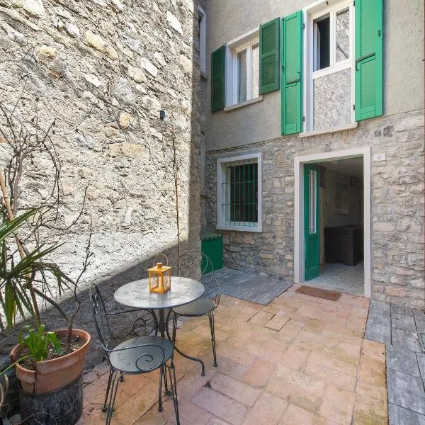 Prima Del Cielo -Appartamento Monti, Hotel in Esino Lario