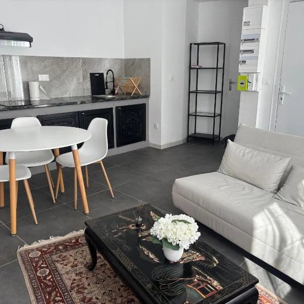 Rez-de-chaussée, jardin, 3 personnes, maison, Hotel in Solesmes