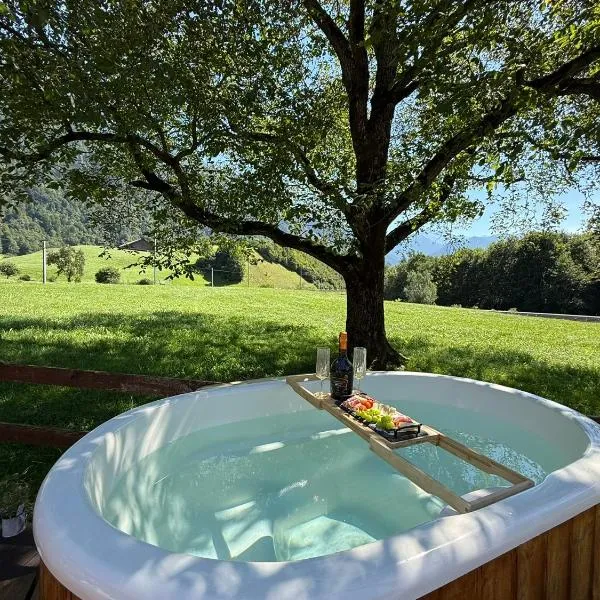 Glarner Spa I Private Sauna & Hot Tub & Alps View, מלון בEnnenda