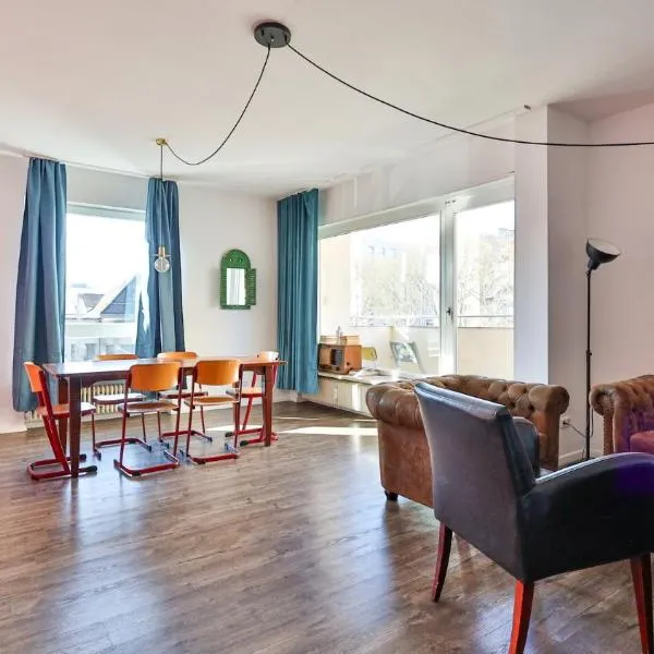 Spacious Flat 2nd Floor near station, Hotel in Karlsruhe