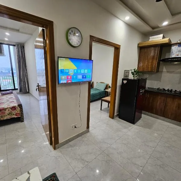 StayNova - 2BHK Apt near Motorways & Airport - Faisal Town Islamabad - Secure Area - Marts - Parks - Restaurants - Fully Equiped, hotel a Islamabad