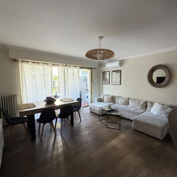 Appartement 4 pièces au cœur de Juan les Pins, hotel v mestu Antibes