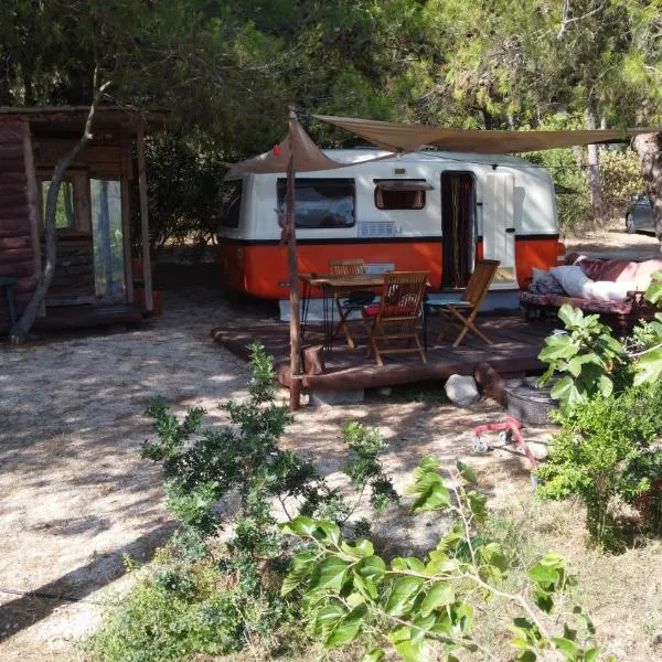 Roulotte Vintage con accesso spiaggia, hótel í Platamona