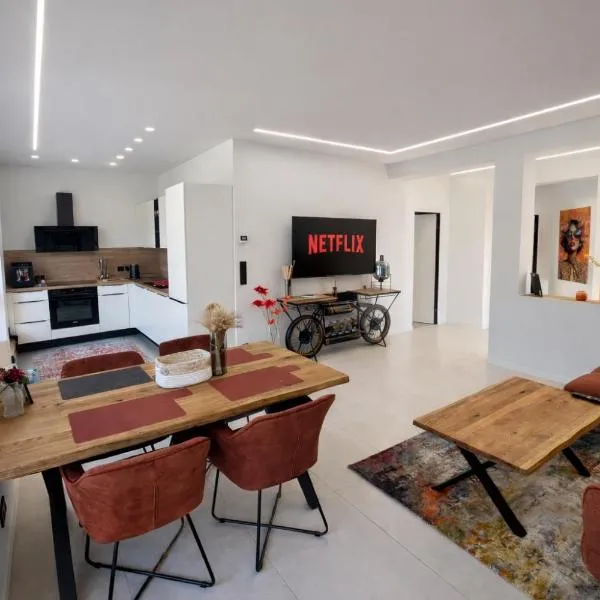 Moderne Ferienwohnung in Kleinheubach 24h Check in Fußbodenheizung Premium Ausstattung lichtdurchflutet privater Zugang Parkplatz, hotel di Kleinheubach
