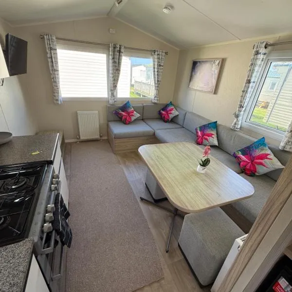 Seaside Caravan in a Leisure Park with WiFi & Parking - 3 bedrooms โรงแรมในMeliden