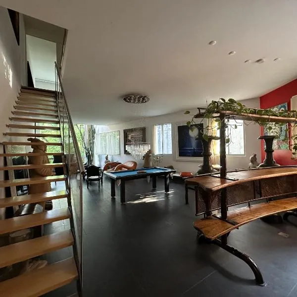 Luxury Duplex with Rooftop, View of Lausanne Cathedral, hotel u Lausanneu