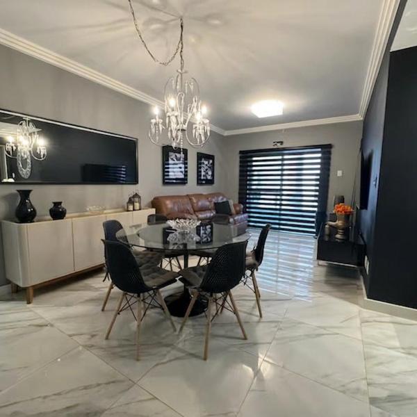 Apto moderno com 4 quartos e Excelente localização 550m da Praia do Forte