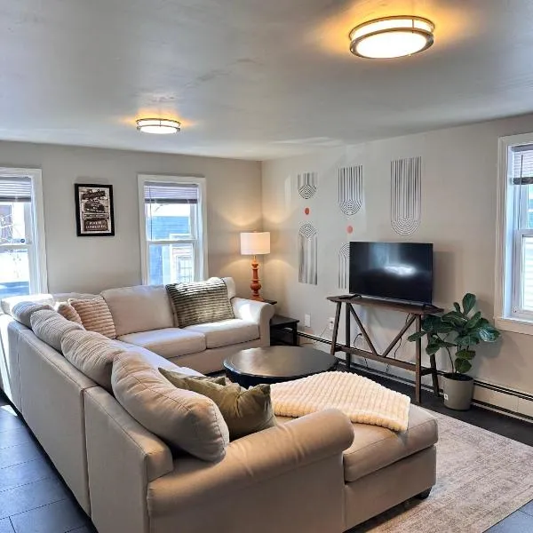 Bright 2-Bedroom Apartment in Federal Hill with Parking, Walk to Atwells Ave, hotel i Providence