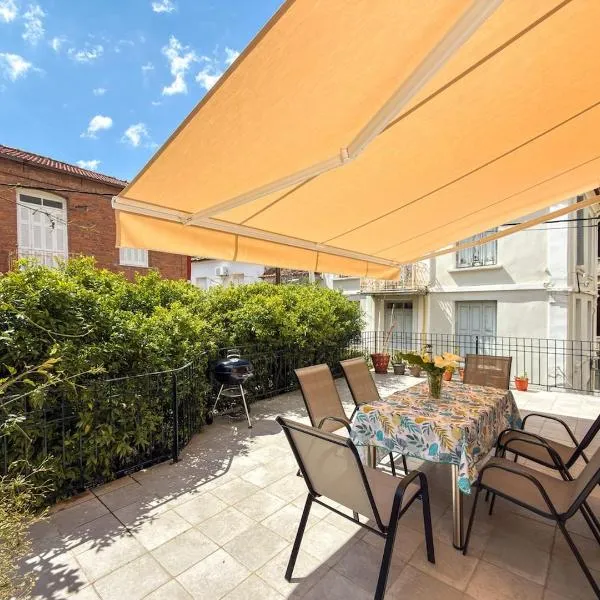 Sunny House with Large Terrace in Plomari, hotel u gradu 'Plomarion'