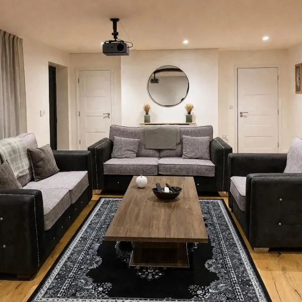 Luxury 2 Bed House Leeds City Centre with parking, хотел в Лийдс