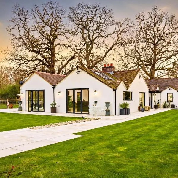 Luxury Ascot Villa Steps from Royal Ascot, 5 mins to Legoland Windsor Resort, 10 mins to Windsor Castle, ξενοδοχείο στο Άσκοτ