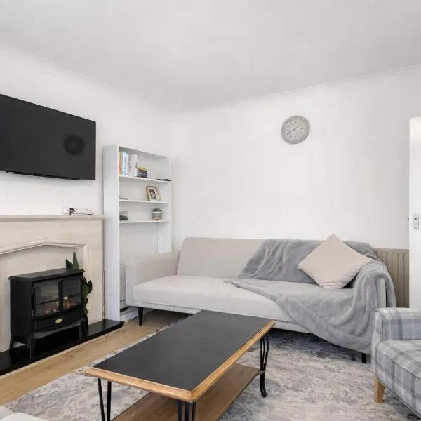 3 Bed house with garden and Free parking near tottenham stadium, hotel di Edmonton