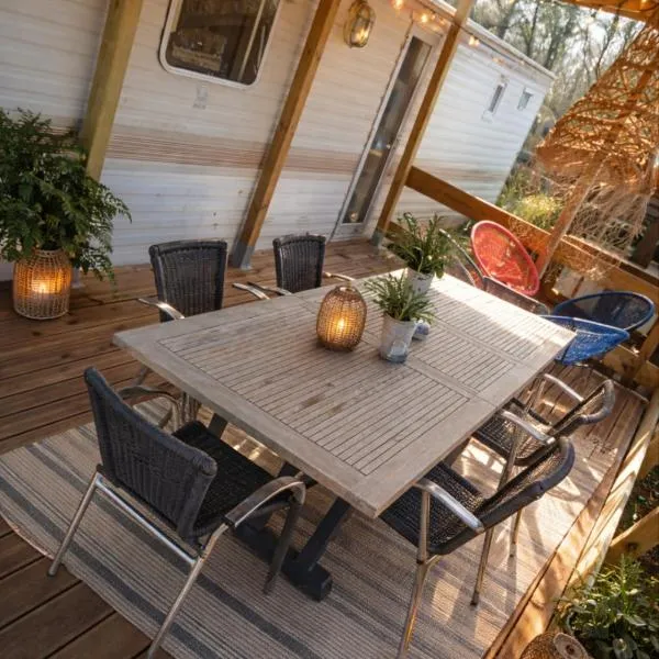 Mobil-home rénové tout confort, terrasse couverte, climatisation, arrivée autonome โรงแรมในFourmies